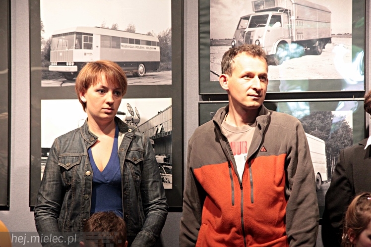 Zabytkowe pojazdy otoczyły Jadernówkę, nowoczesne roboty wypełniły wnętrza -  Noc Muzeum 2014