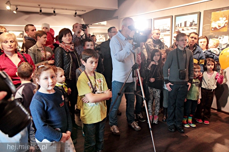 Zabytkowe pojazdy otoczyły Jadernówkę, nowoczesne roboty wypełniły wnętrza -  Noc Muzeum 2014