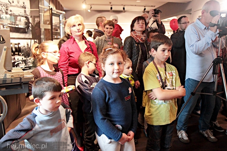 Zabytkowe pojazdy otoczyły Jadernówkę, nowoczesne roboty wypełniły wnętrza -  Noc Muzeum 2014