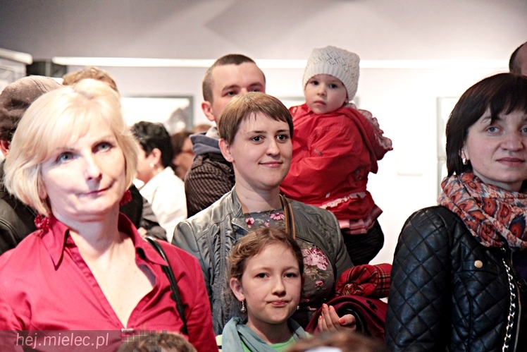 Zabytkowe pojazdy otoczyły Jadernówkę, nowoczesne roboty wypełniły wnętrza -  Noc Muzeum 2014