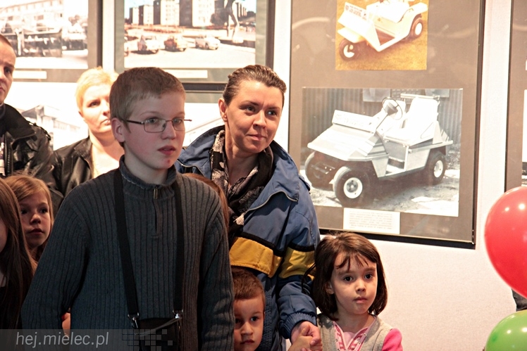 Zabytkowe pojazdy otoczyły Jadernówkę, nowoczesne roboty wypełniły wnętrza -  Noc Muzeum 2014