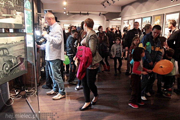 Zabytkowe pojazdy otoczyły Jadernówkę, nowoczesne roboty wypełniły wnętrza -  Noc Muzeum 2014
