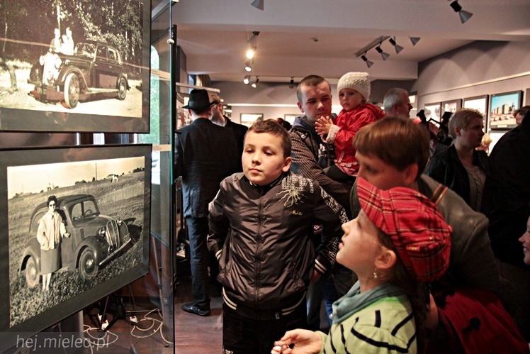 Zabytkowe pojazdy otoczyły Jadernówkę, nowoczesne roboty wypełniły wnętrza -  Noc Muzeum 2014