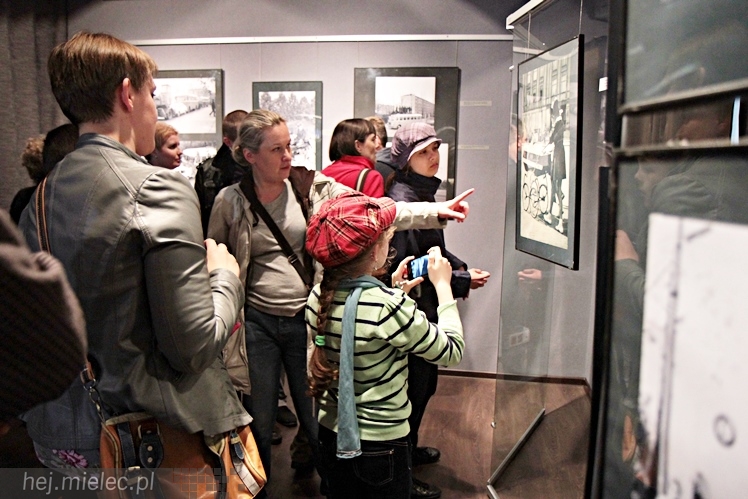 Zabytkowe pojazdy otoczyły Jadernówkę, nowoczesne roboty wypełniły wnętrza -  Noc Muzeum 2014