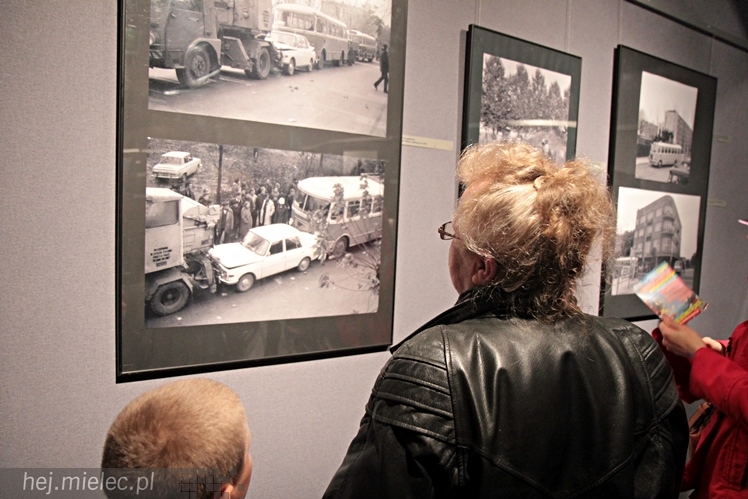 Zabytkowe pojazdy otoczyły Jadernówkę, nowoczesne roboty wypełniły wnętrza -  Noc Muzeum 2014