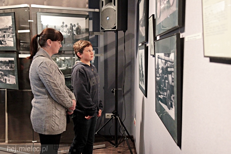 Zabytkowe pojazdy otoczyły Jadernówkę, nowoczesne roboty wypełniły wnętrza -  Noc Muzeum 2014