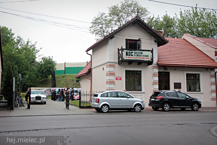 Zabytkowe pojazdy otoczyły Jadernówkę, nowoczesne roboty wypełniły wnętrza -  Noc Muzeum 2014