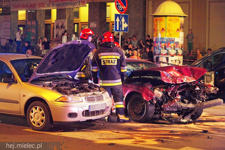Wypadek w centrum: rozbite cztery samochody, trzy osoby trafiły do szpitala