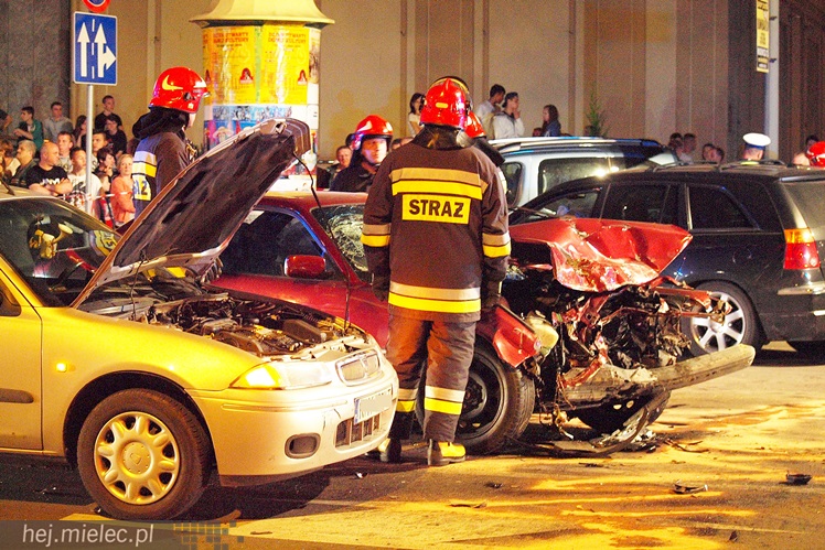 Wypadek w centrum: rozbite cztery samochody, trzy osoby trafiły do szpitala