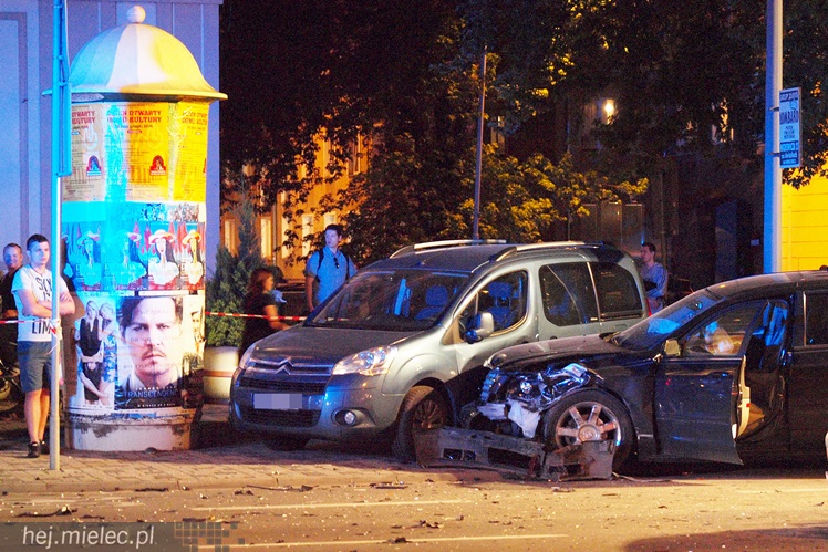 Wypadek w centrum: rozbite cztery samochody, trzy osoby trafiły do szpitala