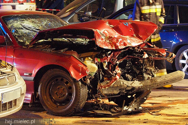 Wypadek w centrum: rozbite cztery samochody, trzy osoby trafiły do szpitala