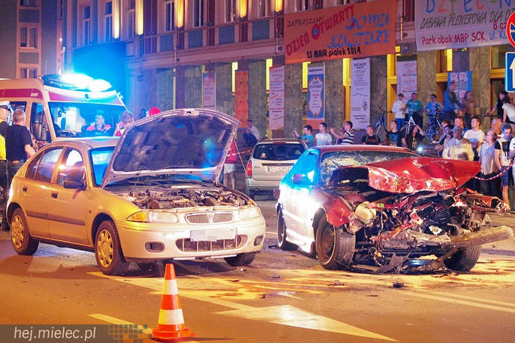 Wypadek w centrum: rozbite cztery samochody, trzy osoby trafiły do szpitala
