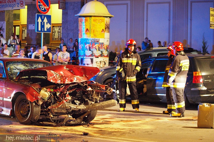 Wypadek w centrum: rozbite cztery samochody, trzy osoby trafiły do szpitala