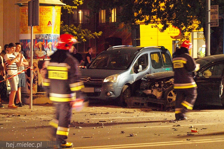 Wypadek w centrum: rozbite cztery samochody, trzy osoby trafiły do szpitala