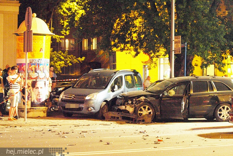 Wypadek w centrum: rozbite cztery samochody, trzy osoby trafiły do szpitala