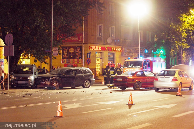 Wypadek w centrum: rozbite cztery samochody, trzy osoby trafiły do szpitala