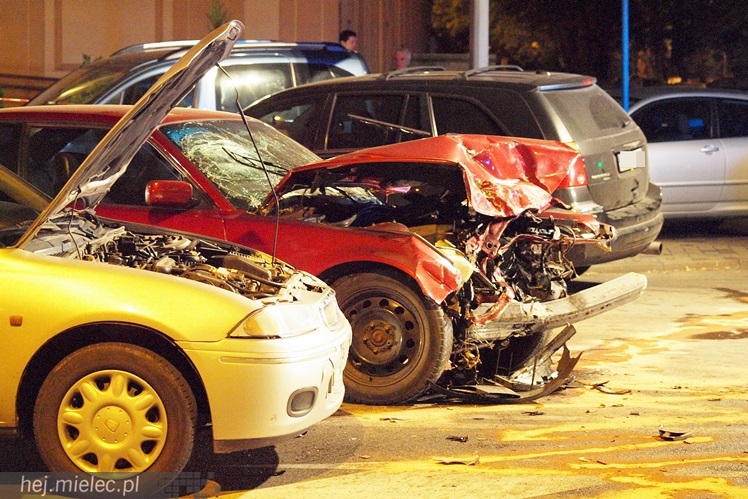 Wypadek w centrum: rozbite cztery samochody, trzy osoby trafiły do szpitala