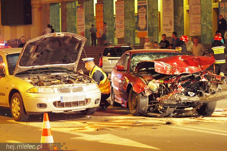 Wypadek w centrum: rozbite cztery samochody, trzy osoby trafiły do szpitala