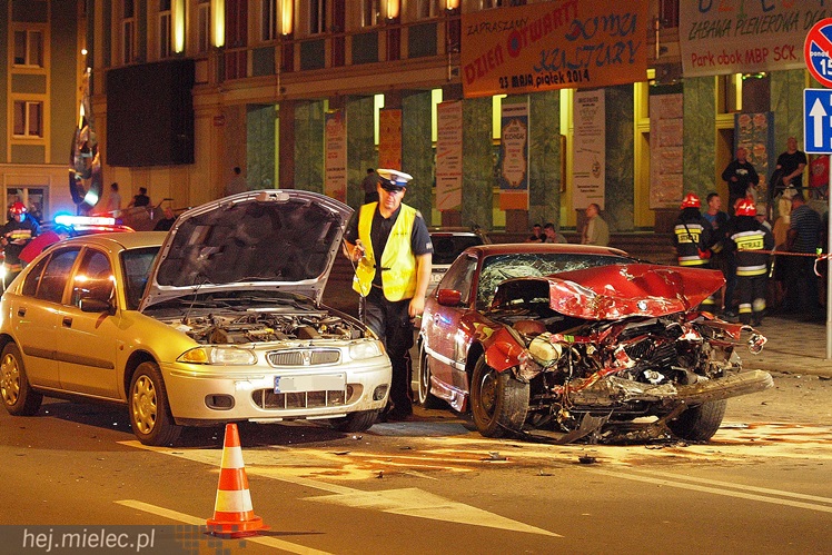 Wypadek w centrum: rozbite cztery samochody, trzy osoby trafiły do szpitala