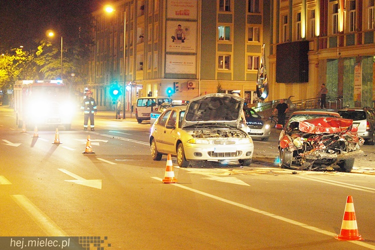 Wypadek w centrum: rozbite cztery samochody, trzy osoby trafiły do szpitala