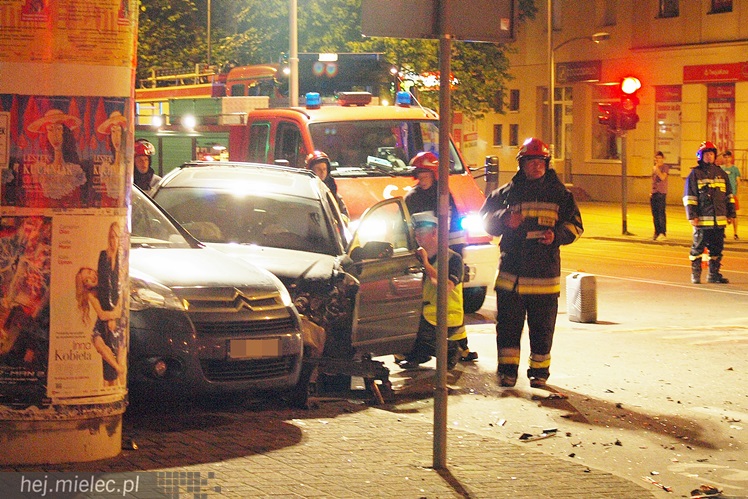 Wypadek w centrum: rozbite cztery samochody, trzy osoby trafiły do szpitala