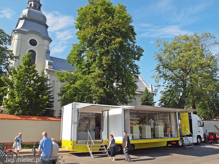 Tłumy przyszły zobaczyć Mobilne Muzeum Jana Pawła II