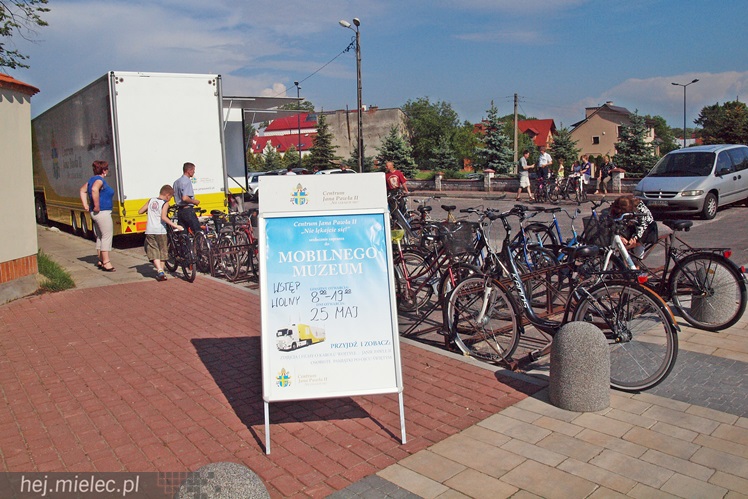 Tłumy przyszły zobaczyć Mobilne Muzeum Jana Pawła II