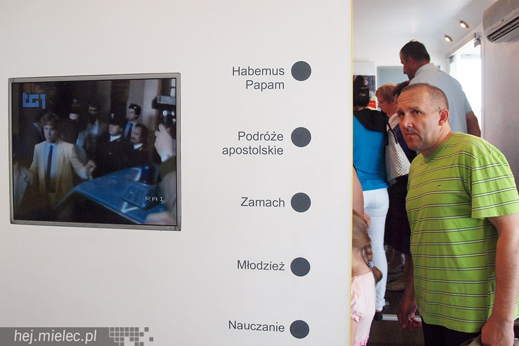 Tłumy przyszły zobaczyć Mobilne Muzeum Jana Pawła II