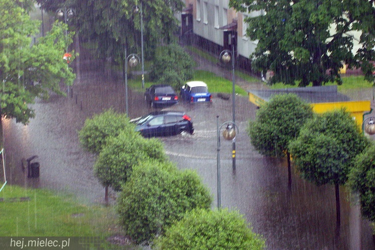 Nawałnica nad Mielcem. Podtopienia ulic i piwnic w sporej części miasta