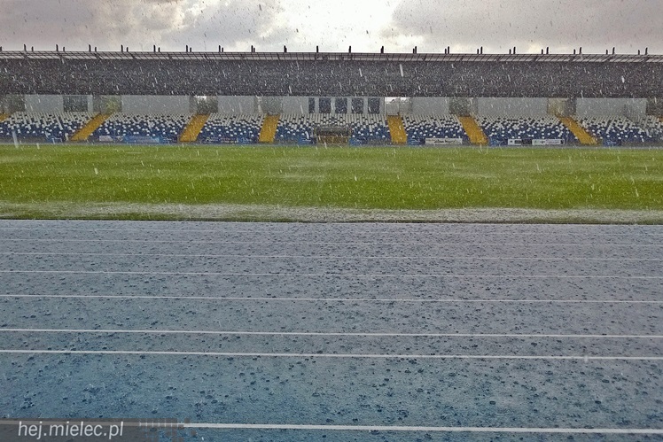 Nawałnica nad Mielcem. Podtopienia ulic i piwnic w sporej części miasta