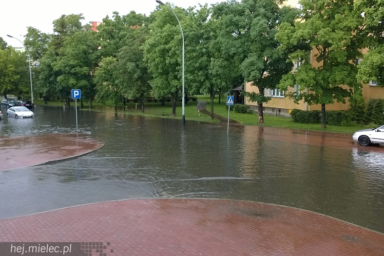 Nawałnica nad Mielcem. Podtopienia ulic i piwnic w sporej części miasta