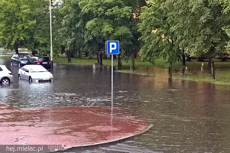 Nawałnica nad Mielcem. Podtopienia ulic i piwnic w sporej części miasta