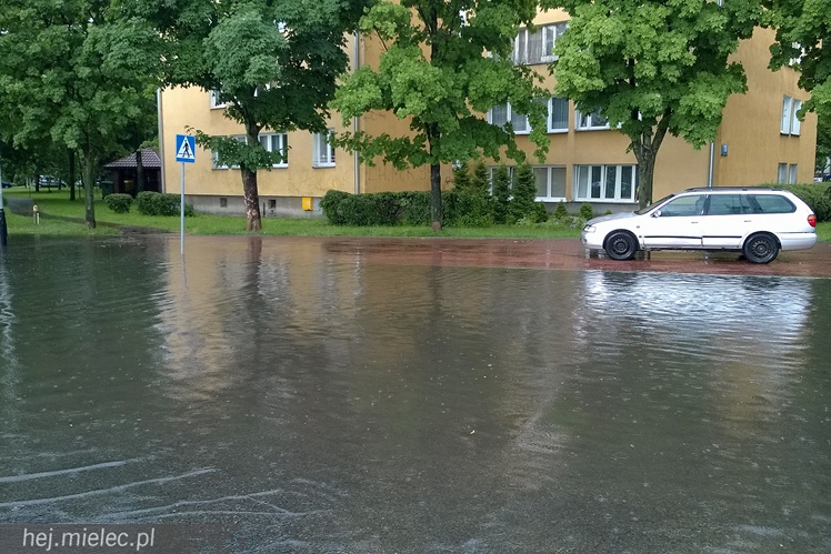 Nawałnica nad Mielcem. Podtopienia ulic i piwnic w sporej części miasta