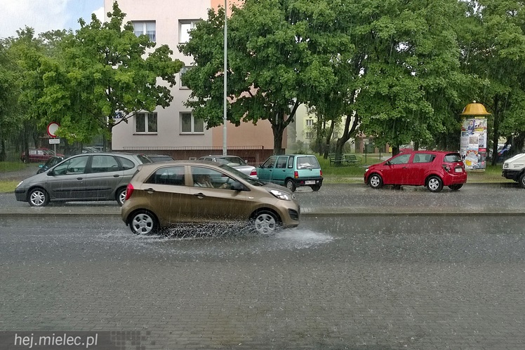 Nawałnica nad Mielcem. Podtopienia ulic i piwnic w sporej części miasta