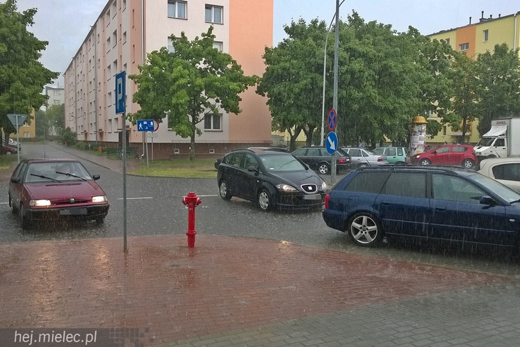 Nawałnica nad Mielcem. Podtopienia ulic i piwnic w sporej części miasta