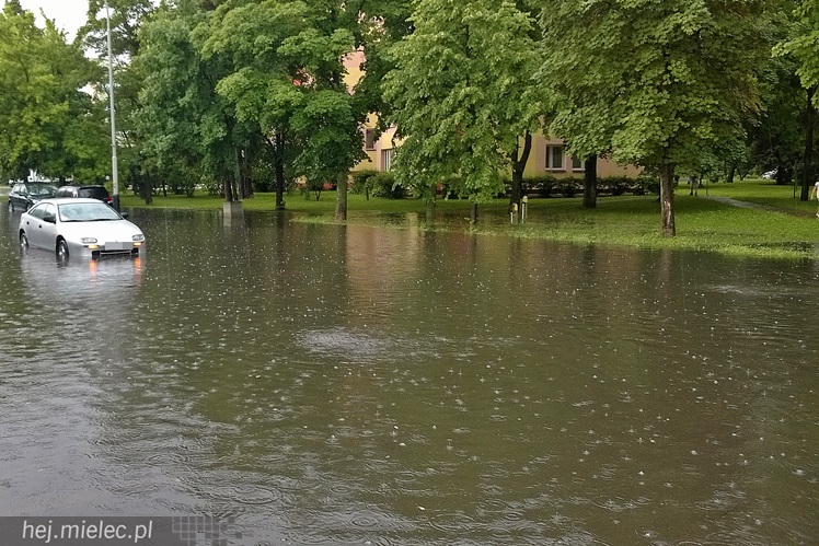 Nawałnica nad Mielcem. Podtopienia ulic i piwnic w sporej części miasta