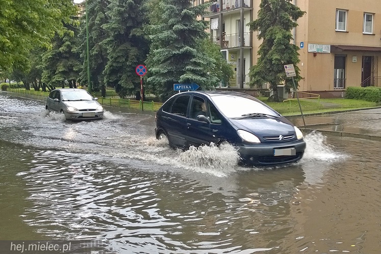 Nawałnica nad Mielcem. Podtopienia ulic i piwnic w sporej części miasta