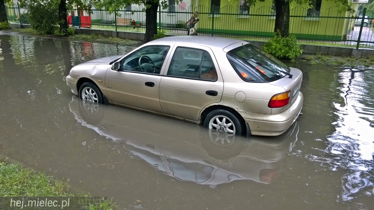 Nawałnica nad Mielcem. Podtopienia ulic i piwnic w sporej części miasta