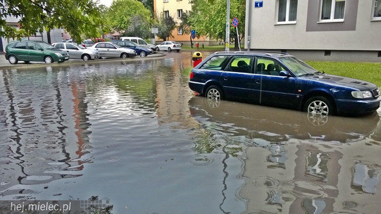 Nawałnica nad Mielcem. Podtopienia ulic i piwnic w sporej części miasta
