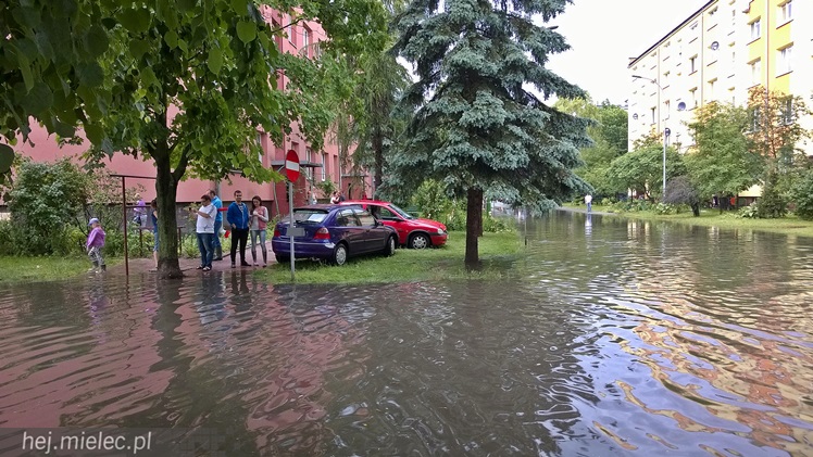 Nawałnica nad Mielcem. Podtopienia ulic i piwnic w sporej części miasta