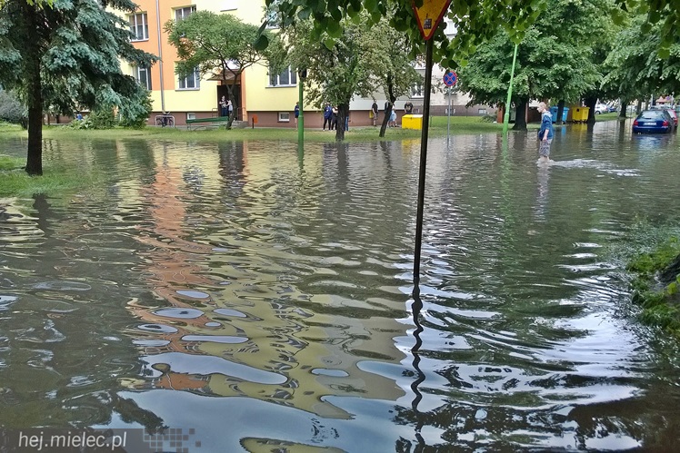 Nawałnica nad Mielcem. Podtopienia ulic i piwnic w sporej części miasta
