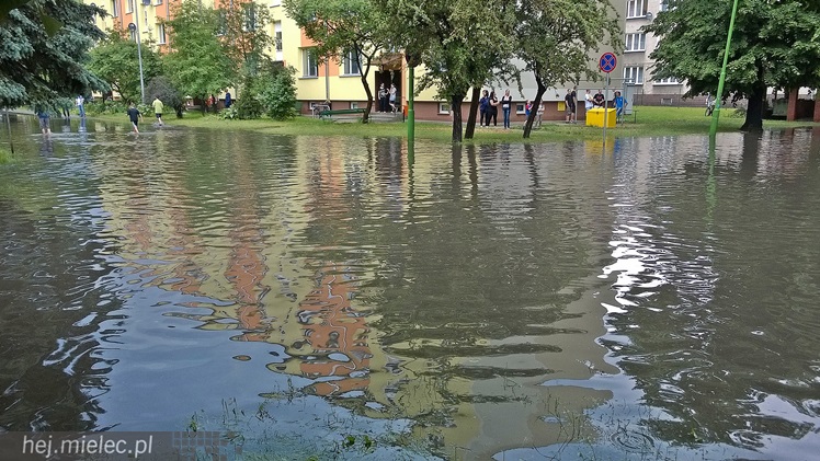 Nawałnica nad Mielcem. Podtopienia ulic i piwnic w sporej części miasta