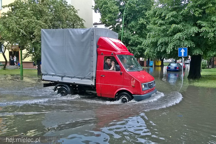 Nawałnica nad Mielcem. Podtopienia ulic i piwnic w sporej części miasta