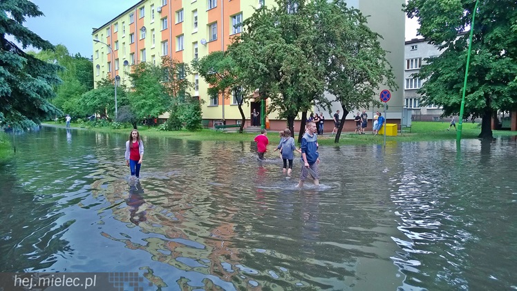 Nawałnica nad Mielcem. Podtopienia ulic i piwnic w sporej części miasta