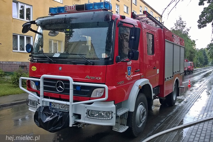 Strażacy pompowali wodę z piwnic na Kochanowskiego