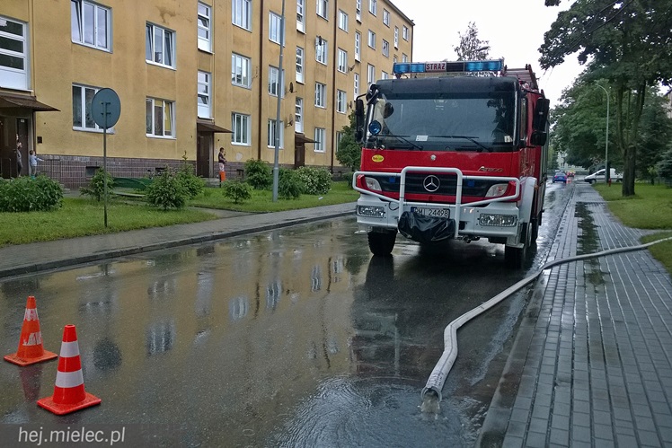 Strażacy pompowali wodę z piwnic na Kochanowskiego