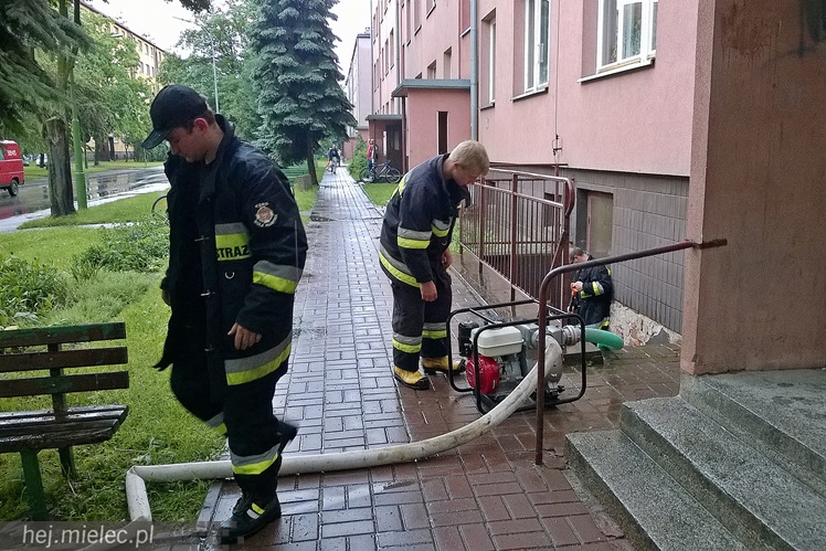 Strażacy pompowali wodę z piwnic na Kochanowskiego