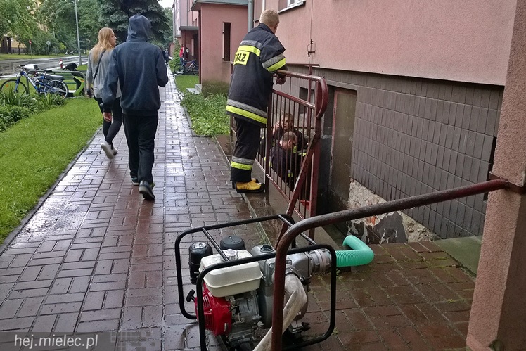 Strażacy pompowali wodę z piwnic na Kochanowskiego
