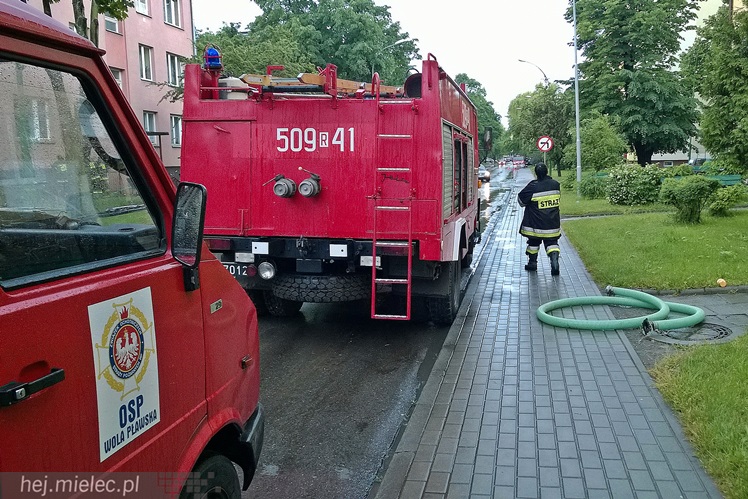 Strażacy pompowali wodę z piwnic na Kochanowskiego