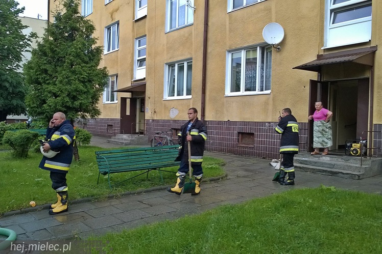 Strażacy pompowali wodę z piwnic na Kochanowskiego